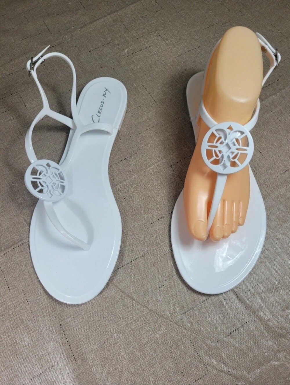 Circus by Sam Edelman Mae White Jelly T-Strap Sandals Medallion Size 10 M 826